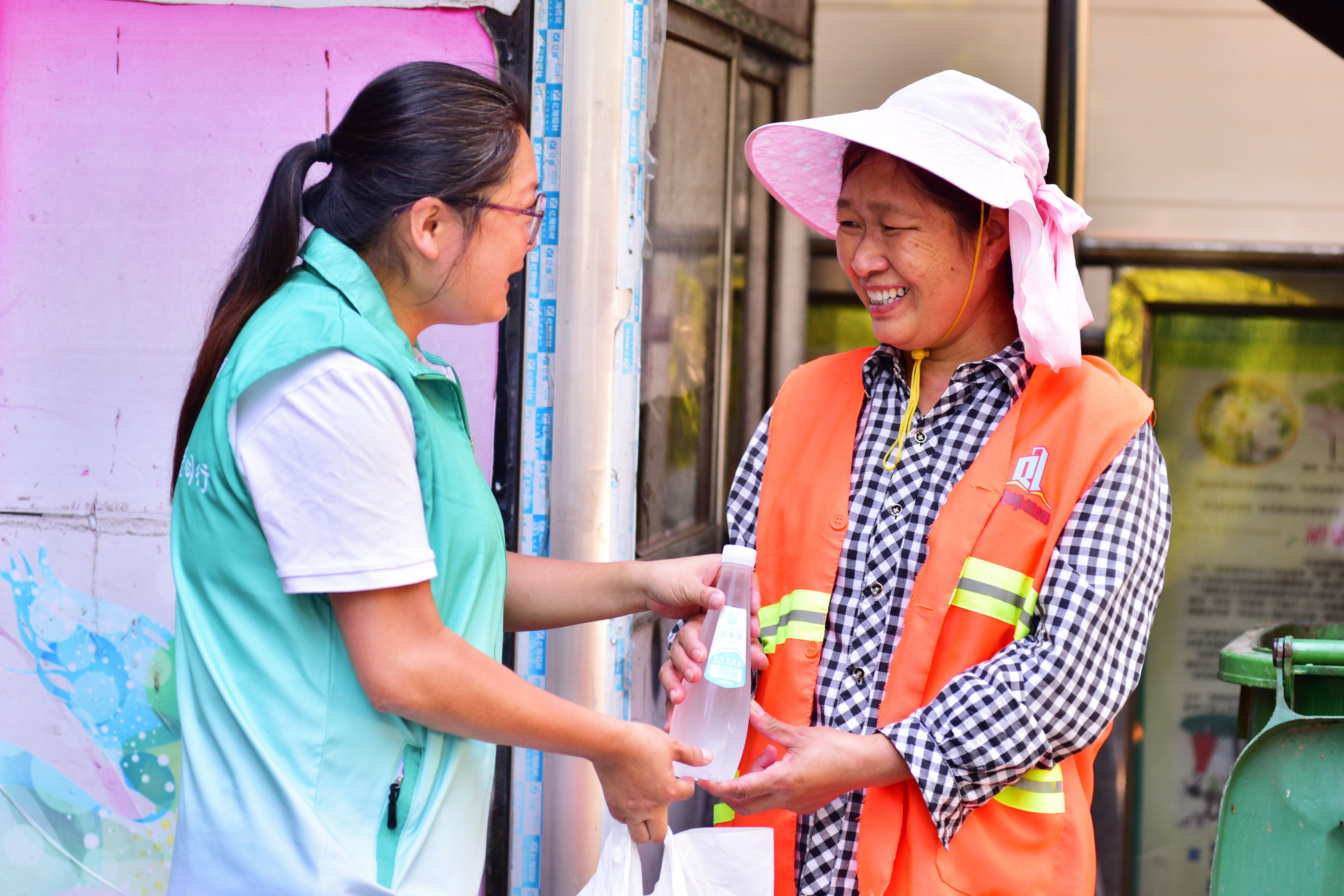 首彩集团为湖南各地“送清凉”，捐赠价值100万元矿泉水！